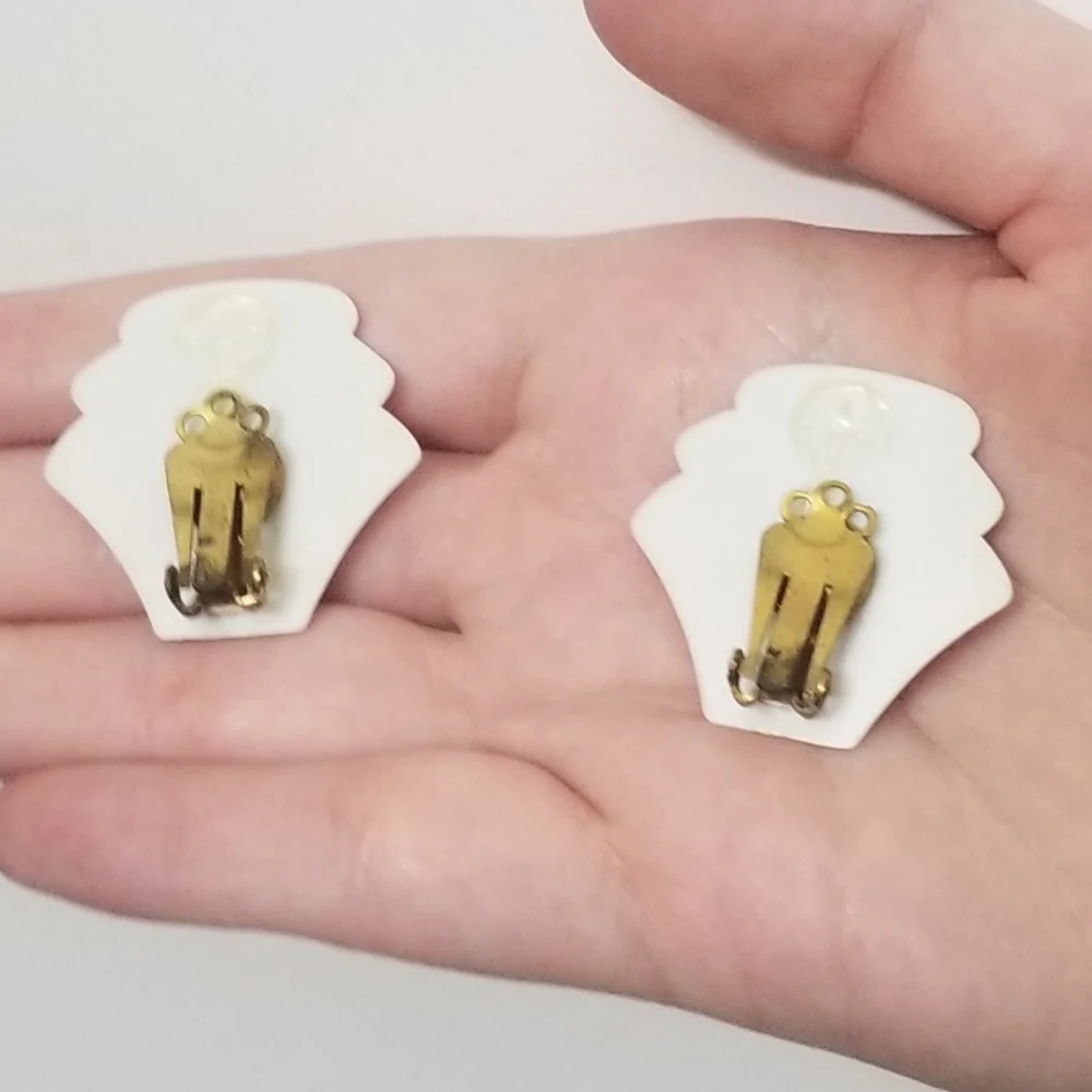 Fun, eye-catching vtg plastic clip on earrings - Picture 6 of 6